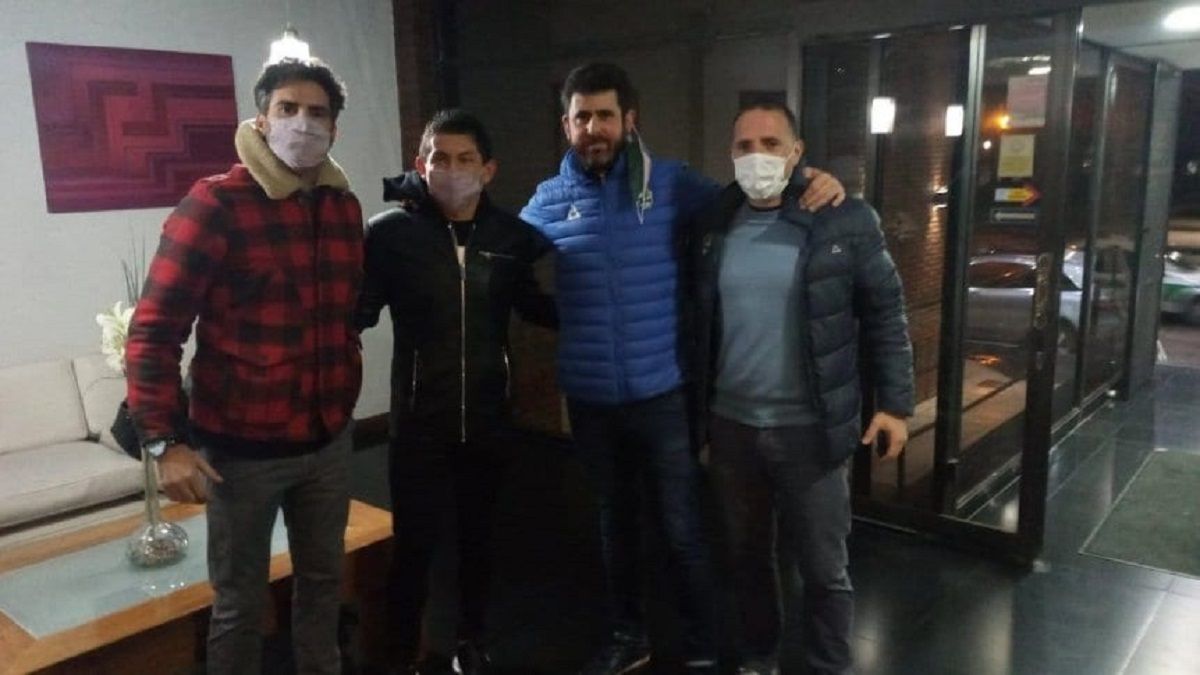 La foto que confirmada el arribo de el Pulga Rodríguez a La Plata.