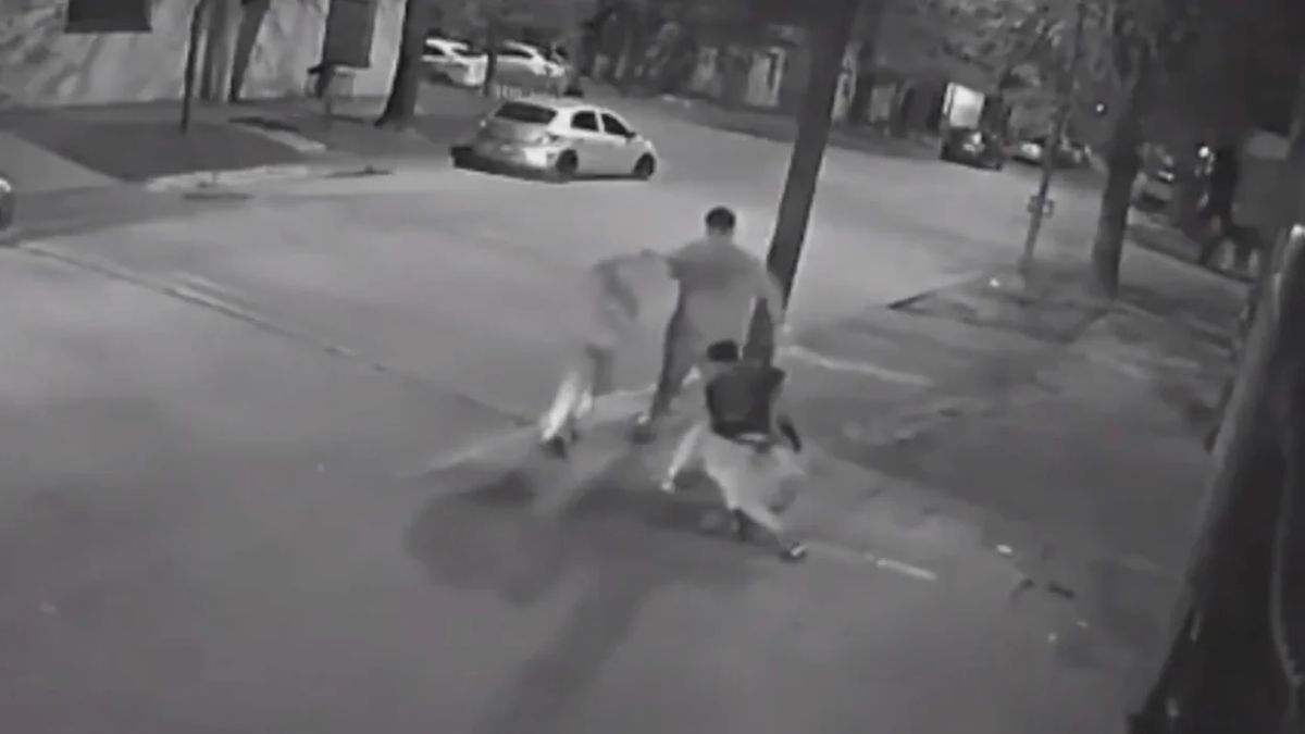 El hecho de violencia callejera quedó expuesto en un video captado por las cámaras de seguridad.