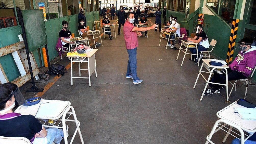 Aunque la concurrencia es optativa para los alumnos ya que no hay transporte público permitido, sí es obligatorio para las escuelas brindar estos espacios.