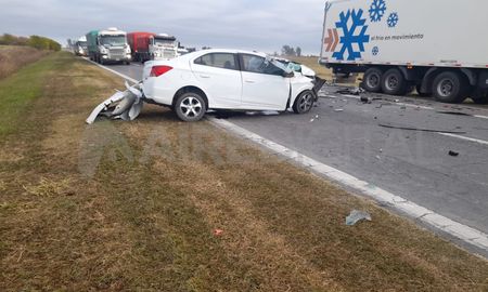 El auto chocó de atrás a un camión que se encontraba estacionado en la banquina.&nbsp;
