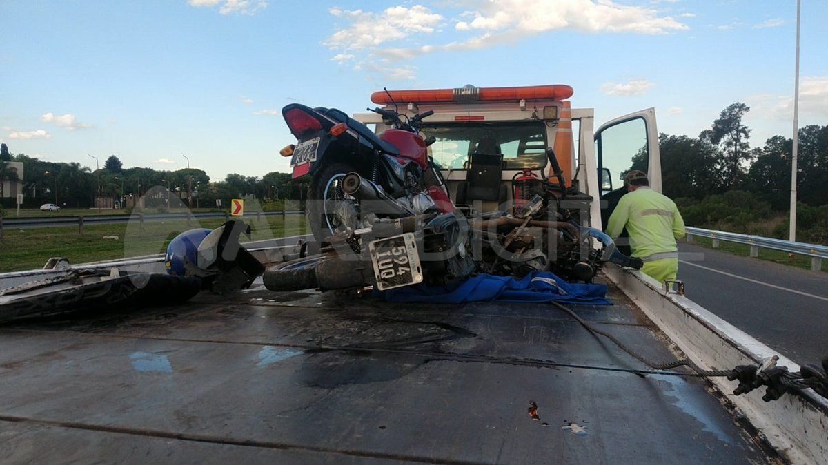 Dos motos que transitaban sobre la autopista Santa Fe-Rosario a la altura del acceso norte.