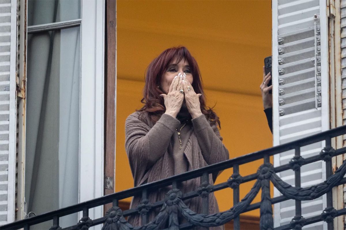 Sectores del PJ y organizaciones kirchneristas como La Cámpora convocaron a acompañar a Cristina Kirchner desde su domicilio hasta los tribunales de Comodoro Py.