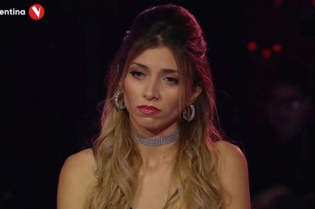 El coach de Jéssica Amicucci leyó los fuertes mensajes donde la participante apuntó contra Mau y Ricky Montaner y la producción de La Voz Argentina.