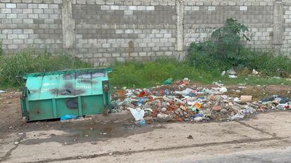Basura, agua estancada y hasta un auto abandonado: el reclamo de vecinos en Fonavi San Jerónimo