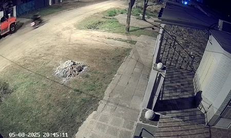 Video: pasaron en moto y balearon el frente de una casa en barrio Adelina Este en Santo Tomé. Video: pasaron en moto y balearon el frente de una casa en barrio Adelina Este en Santo Tomé.