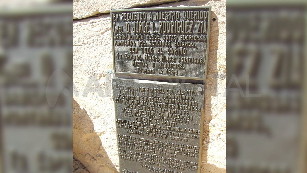 La placa que Rodríguez Zia dejó a 4.536 metros en la cordillera, en El Espinacito.