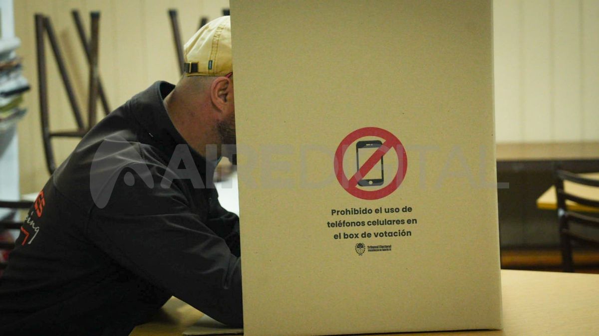 Las personas ya pueden acercarse a emitir sus votos. Las personas ya pueden acercarse a emitir sus votos.