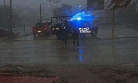 El paso de Agatha provoca daños en rutas de la costa del Pacífico mexicano. El paso de Agatha provoca daños en rutas de la costa del Pacífico mexicano.