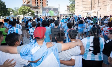 Cientos de santafesinos se acercaron a ver el partido en el Molino. Cientos de santafesinos se acercaron a ver el partido en el Molino.