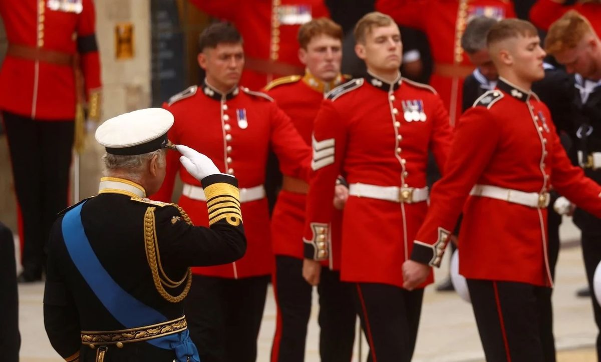 El rey Carlos III en la despedida de su madre.