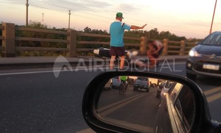 Oyentes de Aire de Santa Fe advirtieron del accidente fatal en el Puente Carretero alrededor de las 20 de este domingo y compartieron fotos. Oyentes de Aire de Santa Fe advirtieron del accidente fatal en el Puente Carretero alrededor de las 20 de este domingo y compartieron fotos.