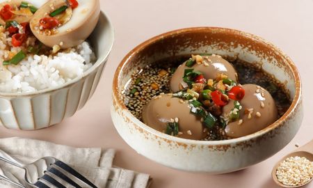 La receta para hacer huevos duros marinados en salsa de soja, un clásico de la cocina asiática. La receta para hacer huevos duros marinados en salsa de soja, un clásico de la cocina asiática.