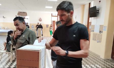Tras emitir su voto, Maxi Pullaro mantuvo una reunión con vecinos y dirigentes de la región, para posteriormente dirigirse a Rosario para almorzar en familia. Tras emitir su voto, Maxi Pullaro mantuvo una reunión con vecinos y dirigentes de la región, para posteriormente dirigirse a Rosario para almorzar en familia.