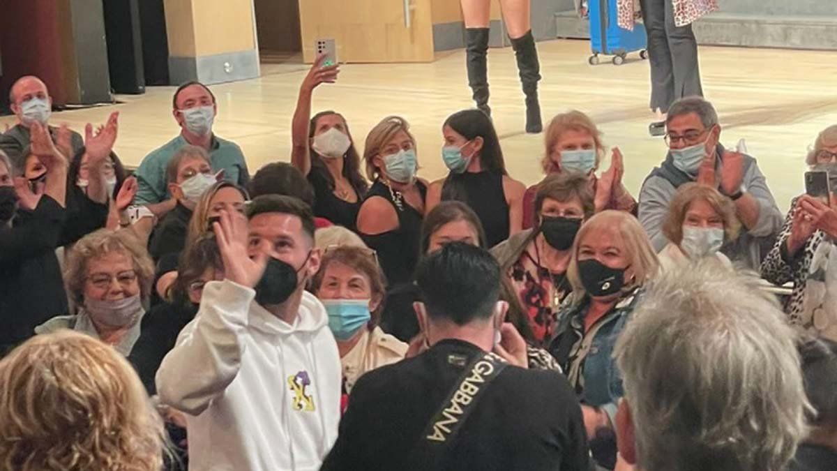 Messi saludó y se tomó fotos con el público.
