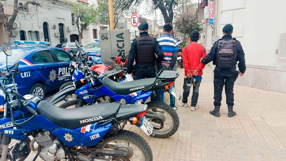 . Los dos jóvenes fueron aprehendidos y trasladados a la Comisaria Cuarta.