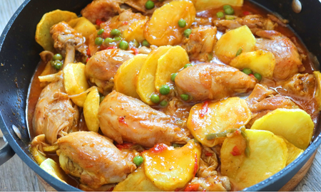 Pollo a la portuguesa con papas y arvejas.