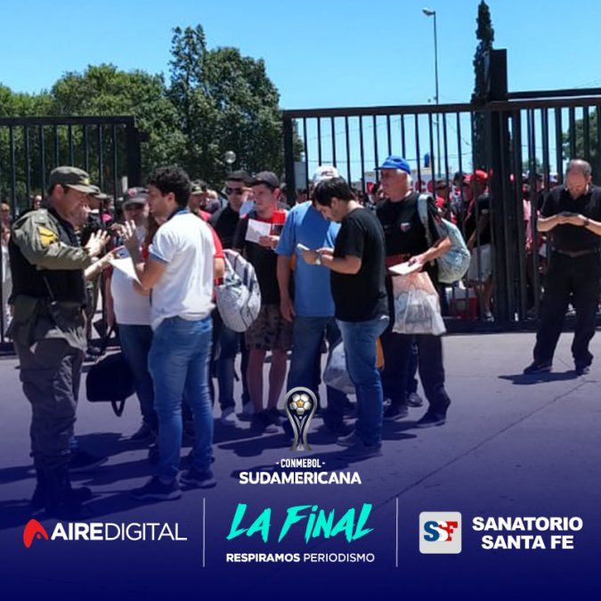 Los hinchas de Col&oacute;n hacen largas filas en las instalaciones del club para subirse a los colectivos para viajar a Asunci&oacute;n