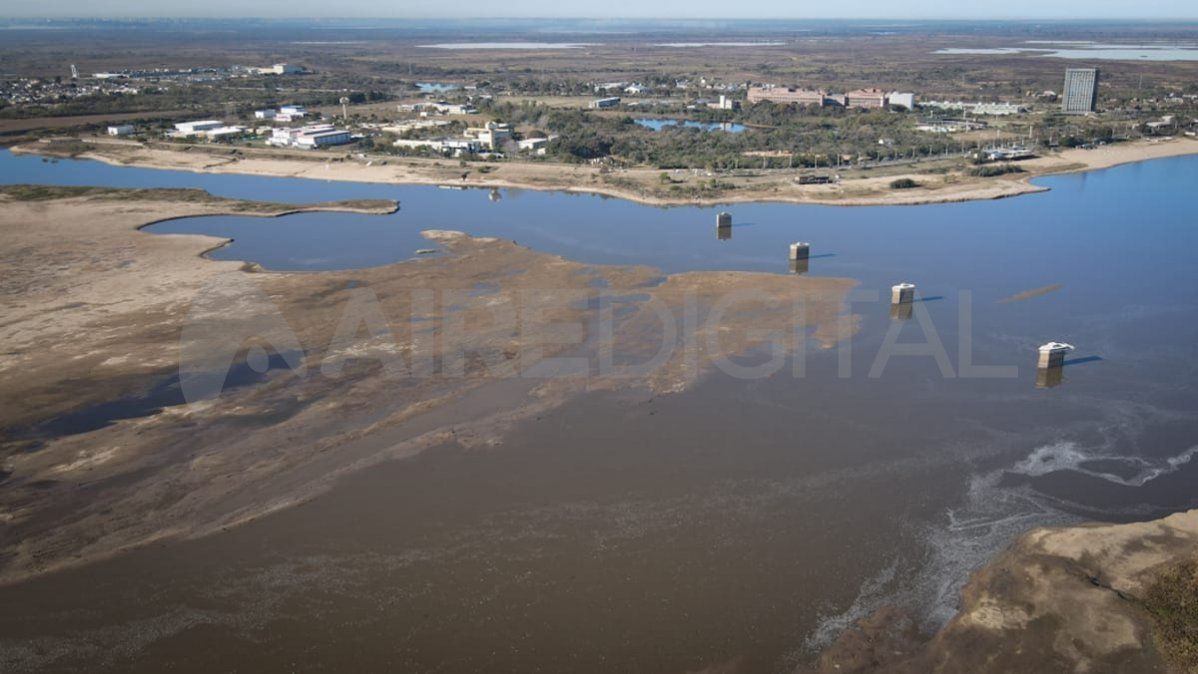 Hay una menor circulación de agua en volumen del río Paraná y las concentraciones de sales son mayores.