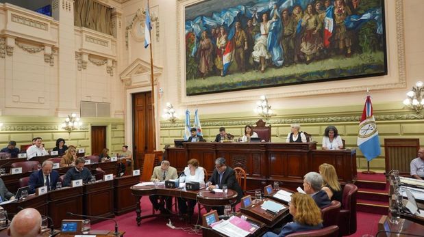 La Legislatura de Santa Fe tendrá este jueves una intensa jornada parlamentaria con sesiones en ambas cámaras y una agenda cargada de proyectos que abarcan desde seguridad y convivencia urbana hasta discapacidad, educación, salud y desarrollo social.