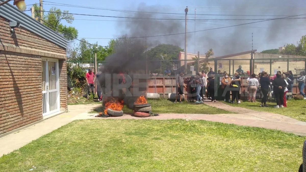 Por el caso, en octubre del año pasado, un grupo de padres y familiares denunciantes prendieron fuego cubiertas dentro de la institución a modo de protesta.