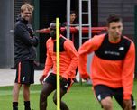 Jürgen Klopp observa los trabajos de sus jugadores, una escena que la pandemia de coronavirus no permite desarrollar desde hace semanas. Jürgen Klopp observa los trabajos de sus jugadores, una escena que la pandemia de coronavirus no permite desarrollar desde hace semanas.