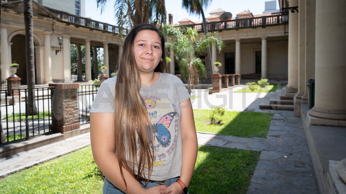 Sabrina Ramos es estudiante de la Licenciatura en Diseño de la Comunicación Visual. Sabrina Ramos es estudiante de la Licenciatura en Diseño de la Comunicación Visual.