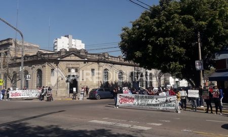 En Avenida General López, un grupo de personas pidió la libertad de los perros involucrados en la causa Diego Román.&nbsp;