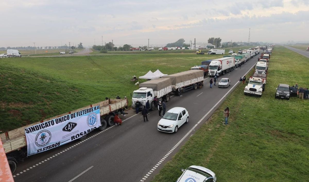 Hay cortes en la autopista que conecta a Rosario con Buenos Aires.