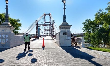 Hay un inspector parado en cada una de las entradas del Puente Colgante, que impide el tránsito. Hay un inspector parado en cada una de las entradas del Puente Colgante, que impide el tránsito.