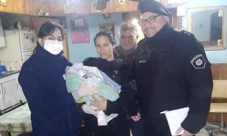 La suboficial Carolina Ehrentraut con el bebé en brazos junto al oficial Agustín Córdoba y los flamantes papás. La suboficial Carolina Ehrentraut con el bebé en brazos junto al oficial Agustín Córdoba y los flamantes papás.