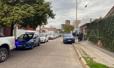 En plena siesta, dos delincuentes golpearon a una mujer y le robaron el auto. Fue en barrio Mariano Comas. En plena siesta, dos delincuentes golpearon a una mujer y le robaron el auto. Fue en barrio Mariano Comas.