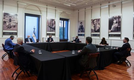 Cumbre en Casa Rosada entre Claudio Tapia (AFA), Ginés González García, Satiago Cafiero y Matías Lammens para definir la vuelta a los entrenamientos. Cumbre en Casa Rosada entre Claudio Tapia (AFA), Ginés González García, Satiago Cafiero y Matías Lammens para definir la vuelta a los entrenamientos.