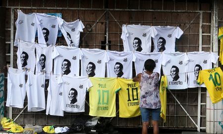 Miles de brasileños despiden los restos de Pelé en el Estadio Vila Belmiro, de Santos. Miles de brasileños despiden los restos de Pelé en el Estadio Vila Belmiro, de Santos.