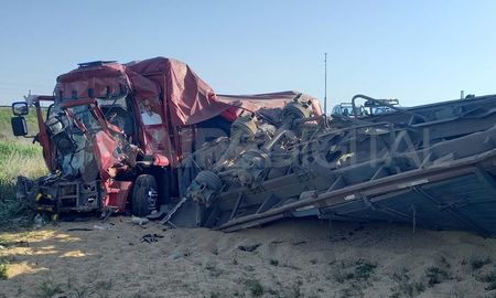 Dos camiones con soja y carbón chocaron en la autopista Rosario - Santa Fe, como consecuencia del fatal episodio, un hombre oriundo del Chaco perdió la vida. Dos camiones con soja y carbón chocaron en la autopista Rosario - Santa Fe, como consecuencia del fatal episodio, un hombre oriundo del Chaco perdió la vida.