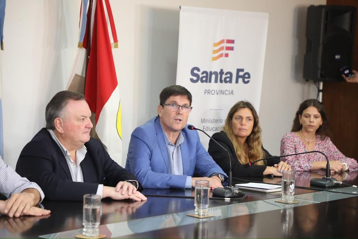 El ministro de Educación, José Goity, tendrá su primer encuentro con los maestros en la paritaria docente, el jueves 4 de enero, a partir de las 11. El ministro de Educación, José Goity, tendrá su primer encuentro con los maestros en la paritaria docente, el jueves 4 de enero, a partir de las 11.