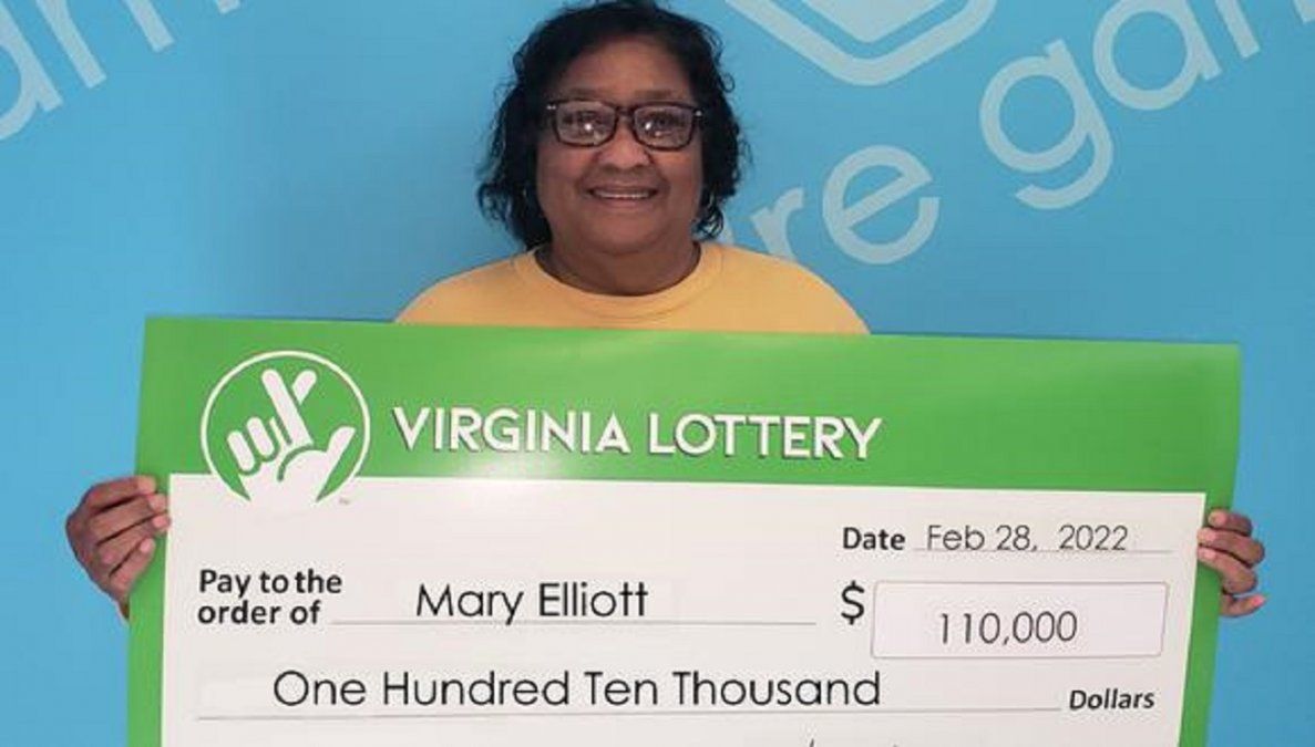 Una mujer ganó 110 mil dólares en la lotería con un boleto que encontró en la basura.