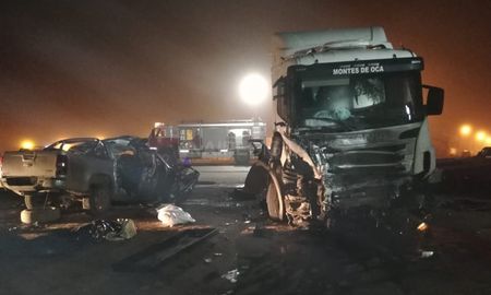 Los seis ocupantes de una camioneta fallecieron en 2019 luego de que impactaran de frente con un camión que circulaba en sentido contrario. Los seis ocupantes de una camioneta fallecieron en 2019 luego de que impactaran de frente con un camión que circulaba en sentido contrario.