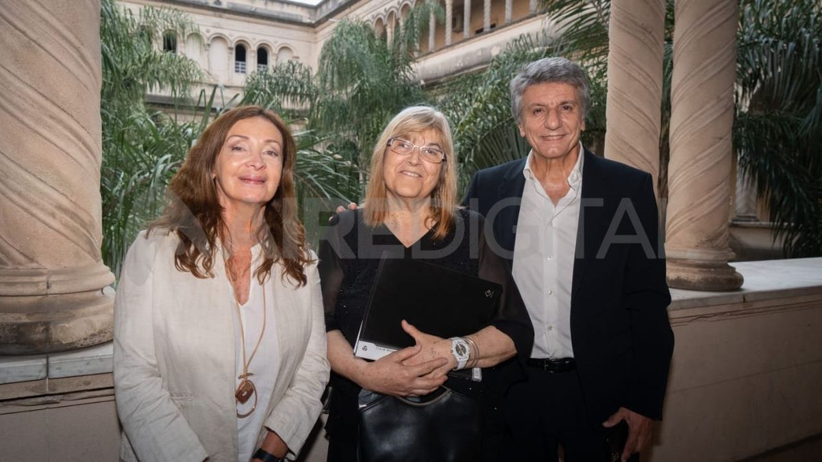 Graciela y Luis junto a la decana de la Facultad de Ciencias Jurídicas y Sociales de la UNL donde se presentó el libro. Graciela y Luis junto a la decana de la Facultad de Ciencias Jurídicas y Sociales de la UNL donde se presentó el libro.