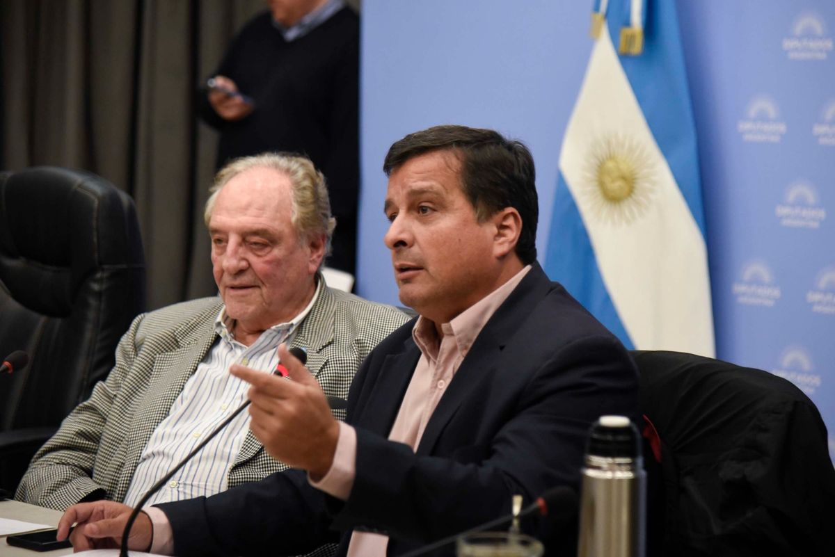 Marcelo Casaretto junto a Carlos Heller.