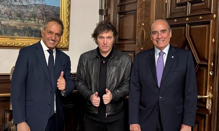 El Gobierno oficializó el 30 de enero la designación de Daniel Scioli como secretario de Turismo, Deportes y Ambiente. El Gobierno oficializó el 30 de enero la designación de Daniel Scioli como secretario de Turismo, Deportes y Ambiente.