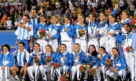 Las Leonas comenzaron a usar este mote durante los Juegos Olímpicos de Sydney 2000, donde obtuvieron la medalla de plata. Las Leonas comenzaron a usar este mote durante los Juegos Olímpicos de Sydney 2000, donde obtuvieron la medalla de plata.