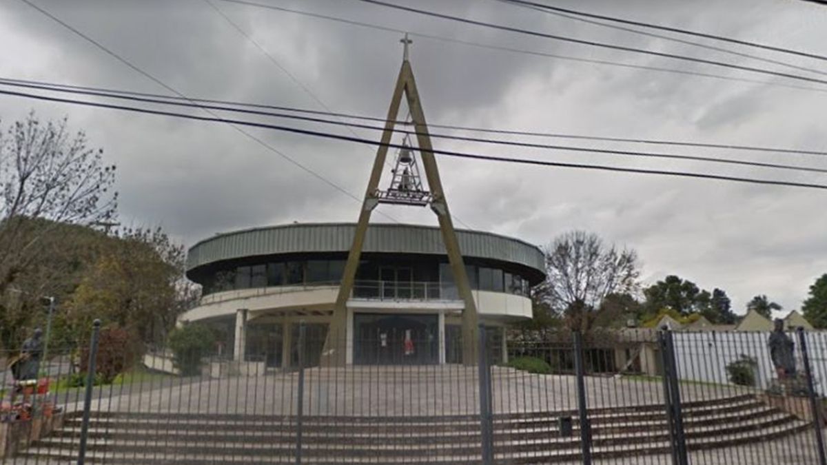 &nbsp; El encargado de realizar la limpieza encontr&oacute; al religioso tirado en el piso y tapado con una s&aacute;bana en una de las habitaciones de la casa parroquial.