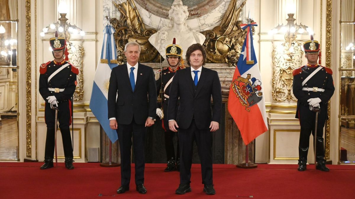 José Antonio Kast viajó este domingo por la noche junto con tres ministros y fue recibido en Casa Rosada por Javier Milei desde las 10