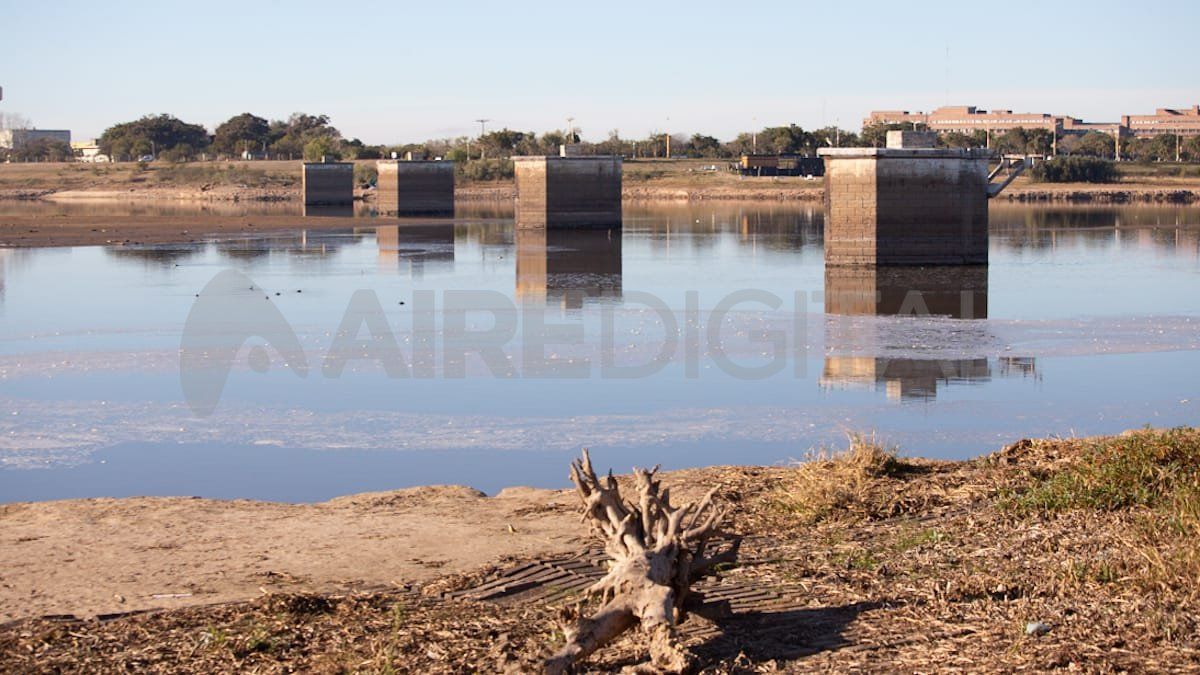 El barro y la arena rodean los viejos pilares del puente ferrovario en la laguna Sebútal.