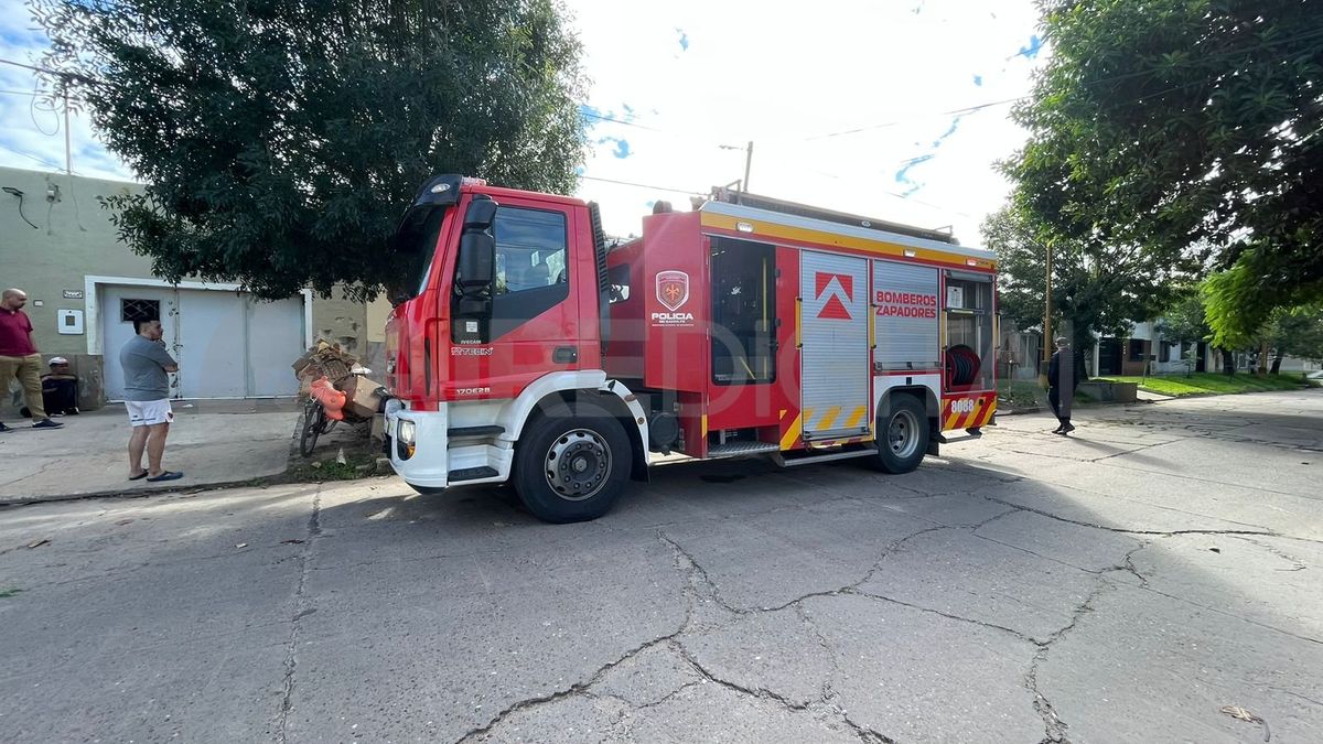 Barrio Los Hornos: Bomberos Zapadores trabajaron para apagar el fuego. Barrio Los Hornos: Bomberos Zapadores trabajaron para apagar el fuego.
