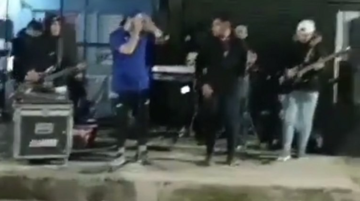 Corrientes: un vecino disparó contra un cantante con un arma de aire comprimido, porque estaba cansado del ruido. Corrientes: un vecino disparó contra un cantante con un arma de aire comprimido, porque estaba cansado del ruido.