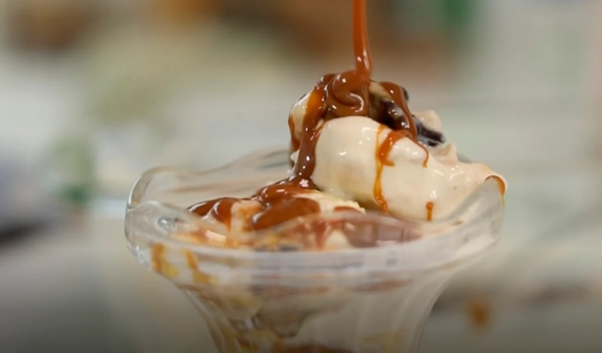 La crema de banana split puede usarse para rellenar tus postres o para hacerla helado. La crema de banana split puede usarse para rellenar tus postres o para hacerla helado.