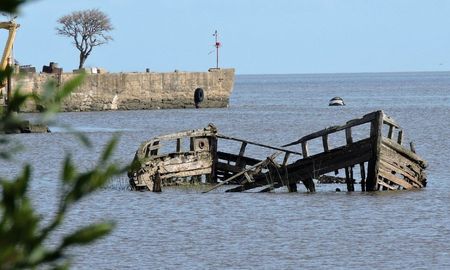 Desde estos muelles partieron millones de toneladas de granito y arena para la construcción de Puerto Madero, vinculando para siempre la historia de este pueblo con la de Buenos Aires. Desde estos muelles partieron millones de toneladas de granito y arena para la construcción de Puerto Madero, vinculando para siempre la historia de este pueblo con la de Buenos Aires.