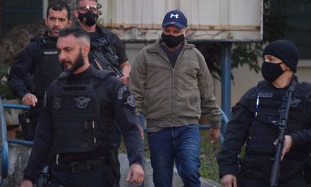 Queiroz fue detenido en un operativo realizado en la casa del abogado del jefe del Estado, donde se ocultó durante un año. Queiroz fue detenido en un operativo realizado en la casa del abogado del jefe del Estado, donde se ocultó durante un año.
