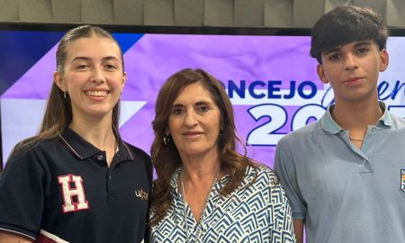 Adriana Chuchi Molina junto a las autoridades del Concejo Joven. Adriana Chuchi Molina junto a las autoridades del Concejo Joven.